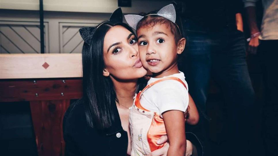 Kim Kardashian regala chaqueta de Michael Jackson a su hija