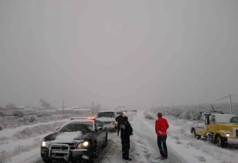 Cierran tramos de autopista en Baja California por caída de nieve