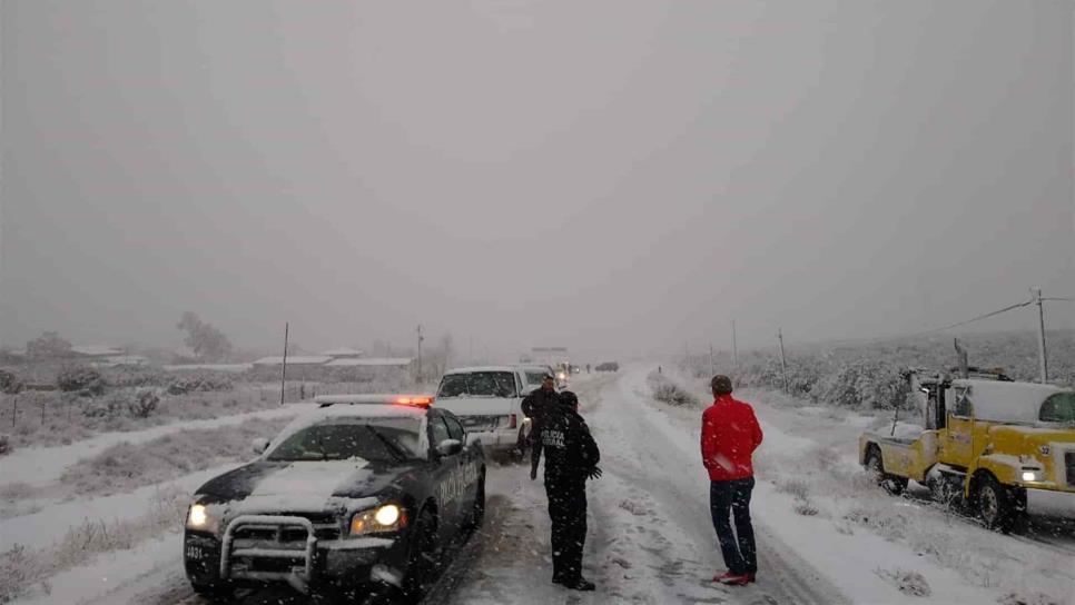 Cierran tramos de autopista en Baja California por caída de nieve