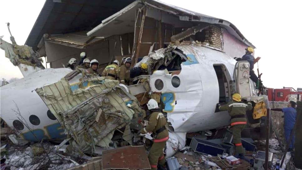 Se estrella un avión con 100 personas en Kazajistán, hay sobrevivientes