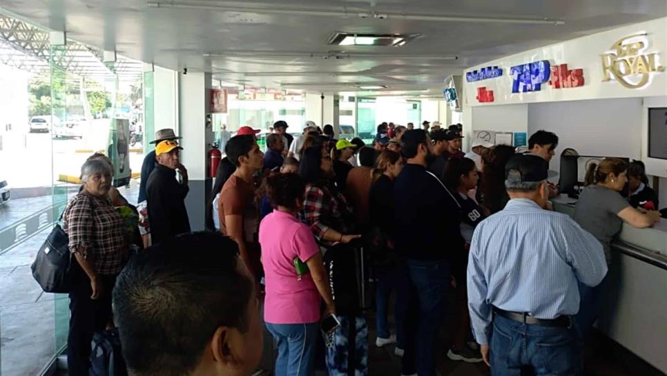 Pasajeros sufren en la Central Camionera cierre de la Mazatlán-Durango