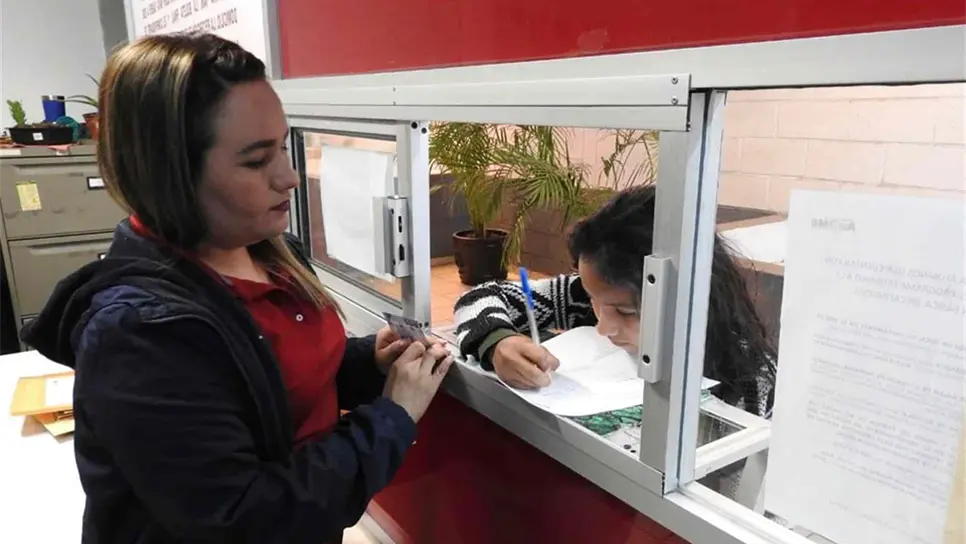 Entre los apoyos que se solicitan a la dependencia, está el de becas para estudiantes. FOTO: Archivo.