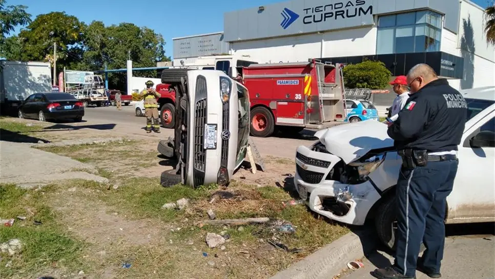 Choque y volcadura en La Cuchilla deja daños materiales