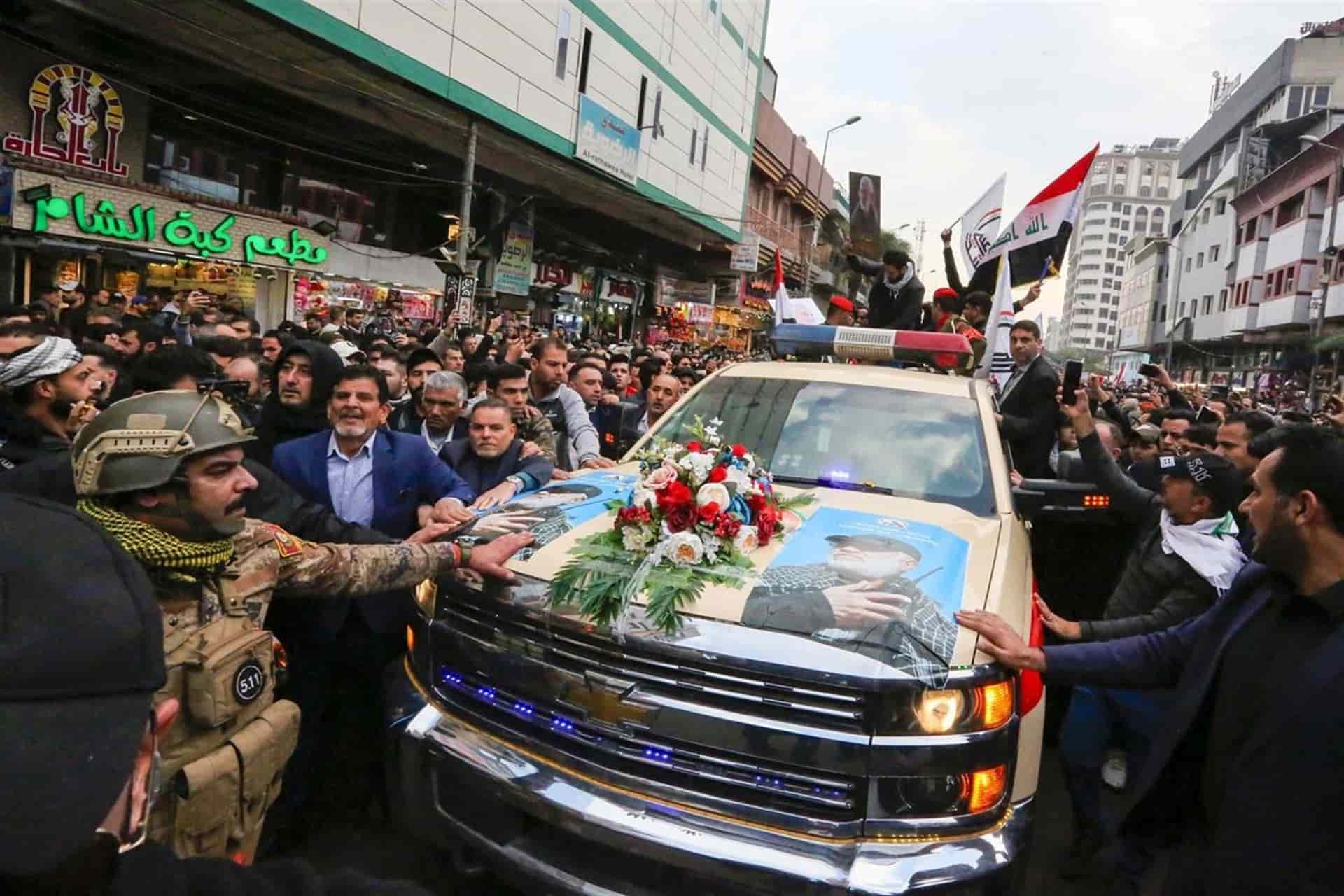 Miles de iraquíes despiden a líder iraní durante procesión en Bagdad