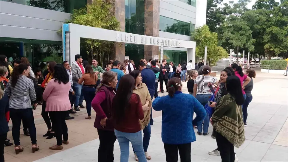 Se manifiesta personal administrativo de SEPyC; amenaza con plantón