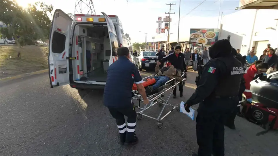 Automóvil arrolla a joven motociclista al sur de Culiacán