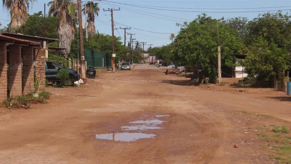 Se reúne alcaldesa de Ahome con vecinos de El Jitzámuri para abordar problemática del agua