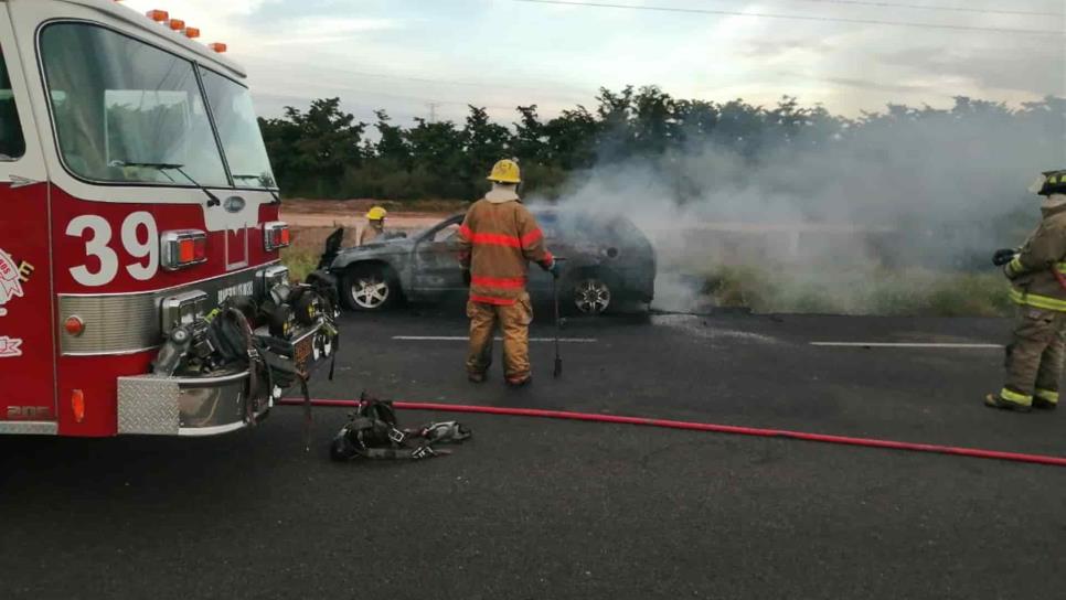 Se incendia vagoneta en la México 15, en la Zona Industrial de Los Mochis