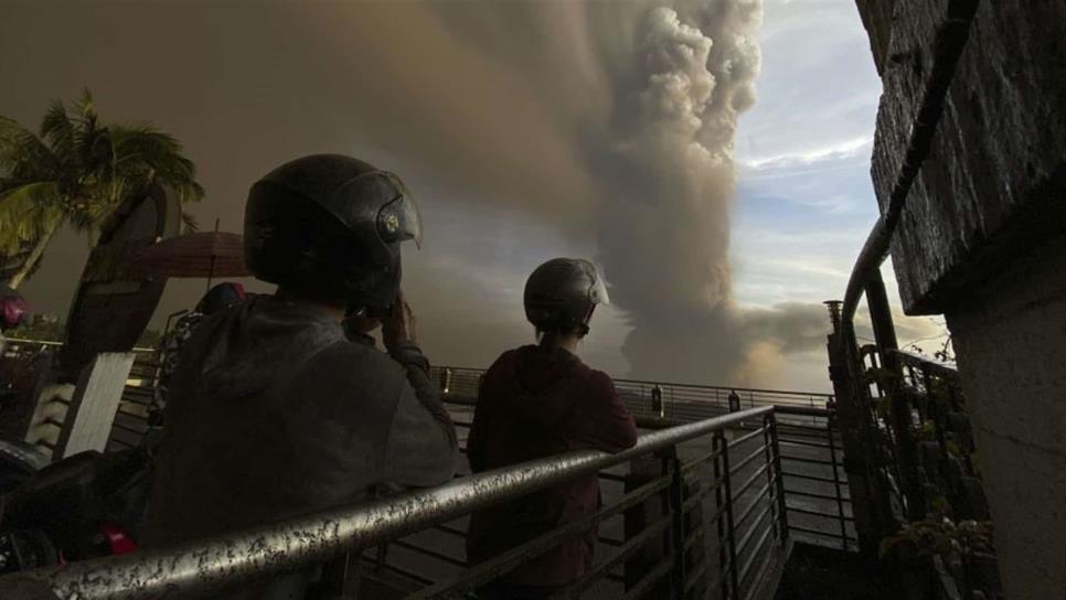 Filipinas realiza masiva evacuación por peligro de erupción