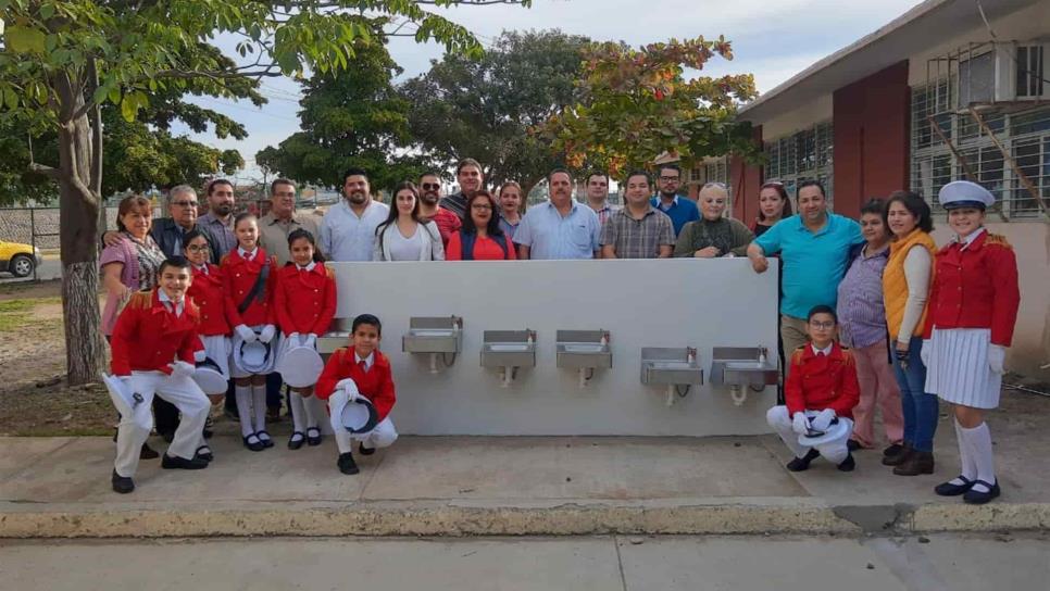 Entregan donativo de bebedores en una escuela primaria de Mazatlán