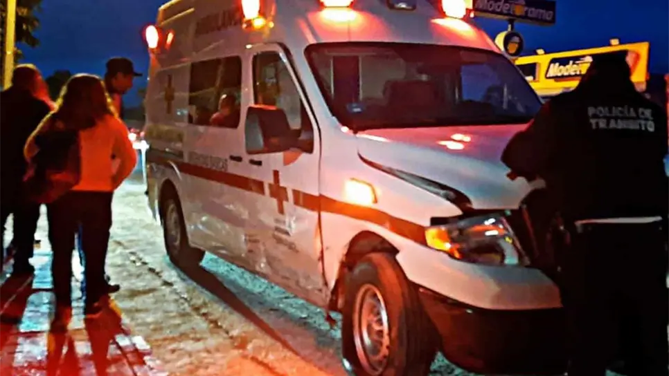 Chocan a ambulancia y muere el paciente que trasladaba
