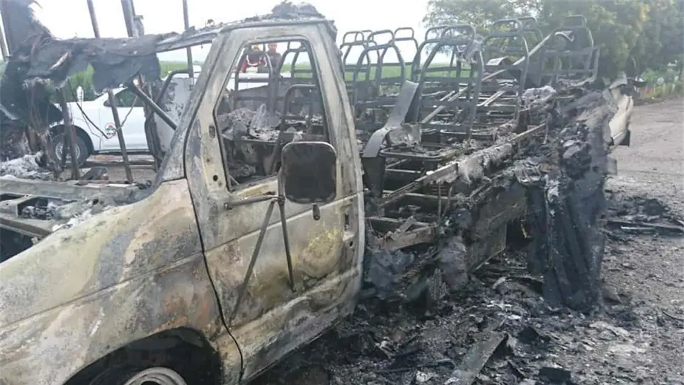 Cortocircuito e incendio consume camión de transporte de jornaleros