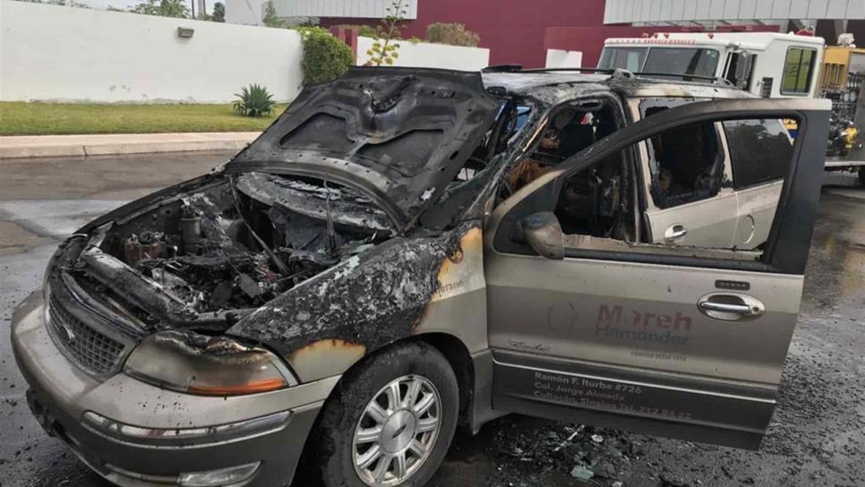 Se incendia camioneta en una funeraria