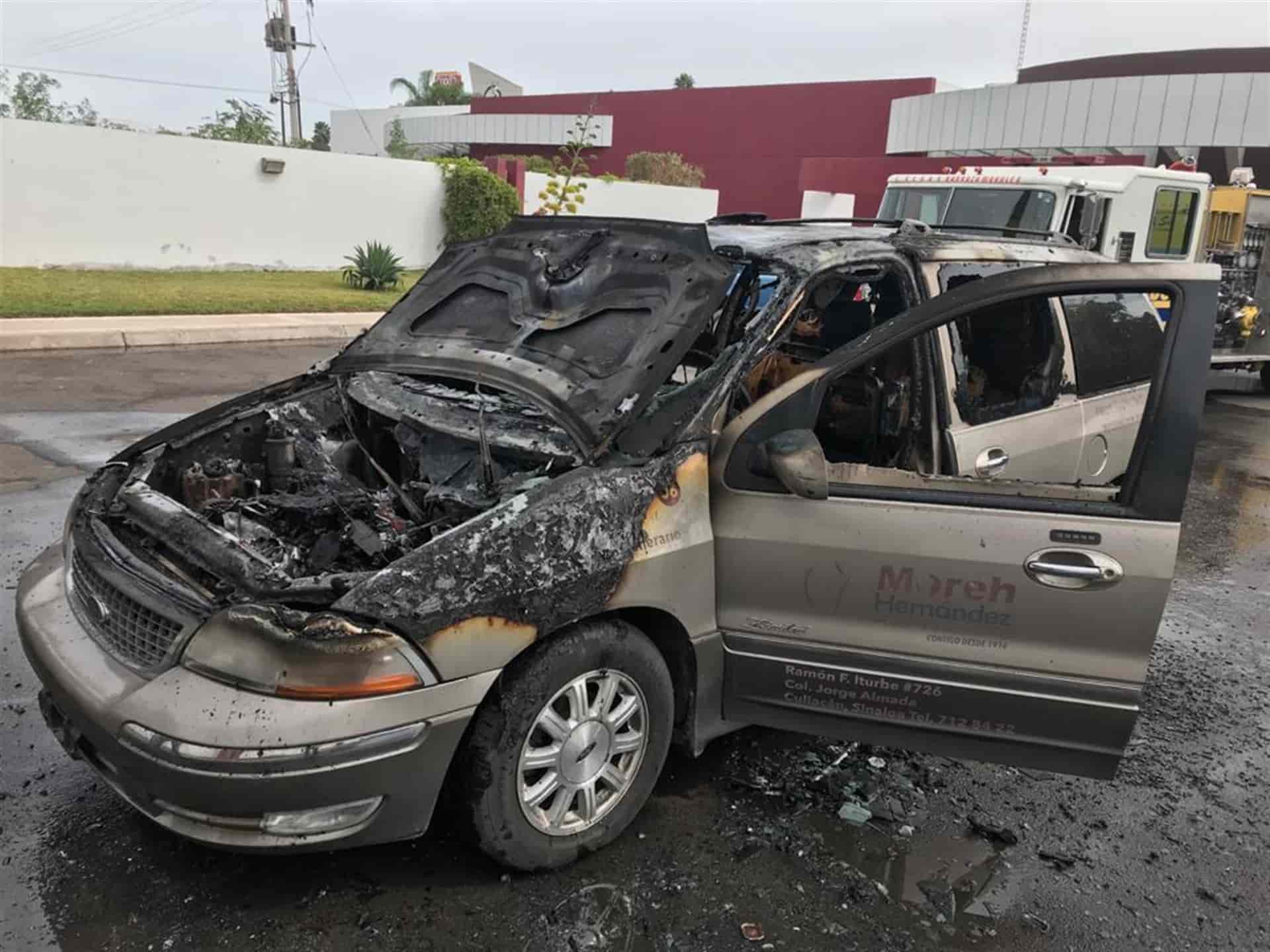 Se incendia camioneta en una funeraria