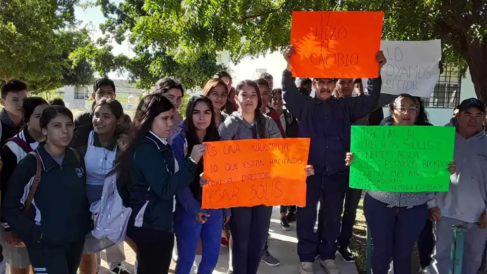Padres de familia toman el Cobaes 106, piden permanencia del director