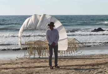 Theo Jansen libera a dos de sus bestias en playa de Mazatlán