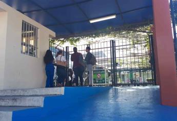 Padres de familia acuden por sus hijos en la Prepa Zapata