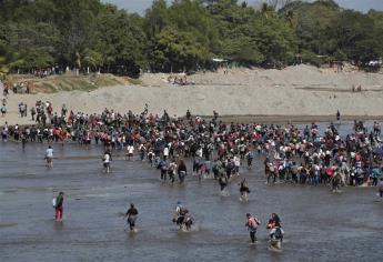 Caravana de migrantes cruza el Río Suchiate; GN los repliega