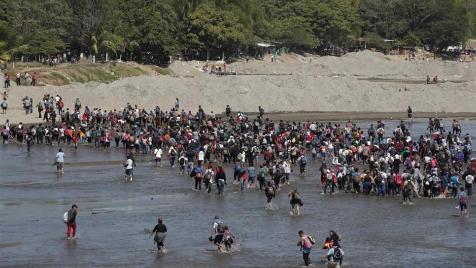 Caravana de migrantes cruza el Río Suchiate; GN los repliega