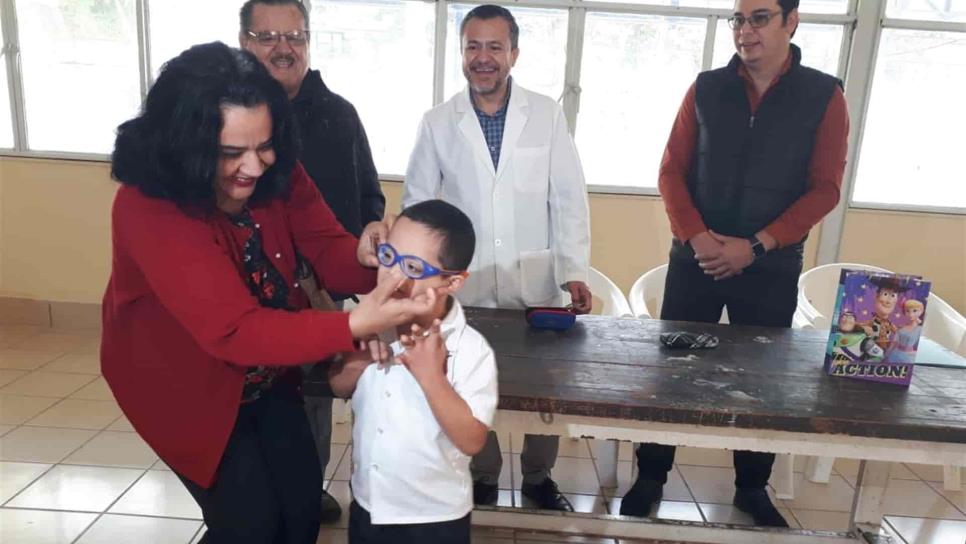 Salud Municipal regala lentes a alumnos del CAM en Los Mochis