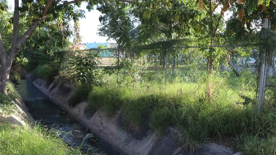 Paraliza fuga de drenaje escuela en Mazatlán