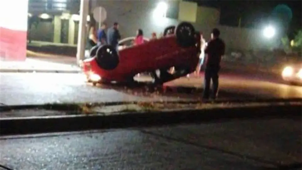 Joven ebria provoca choque y volcadura en Los Mochis