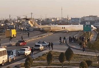 Avión iraní termina en plena calle tras aterrizar de emergencia