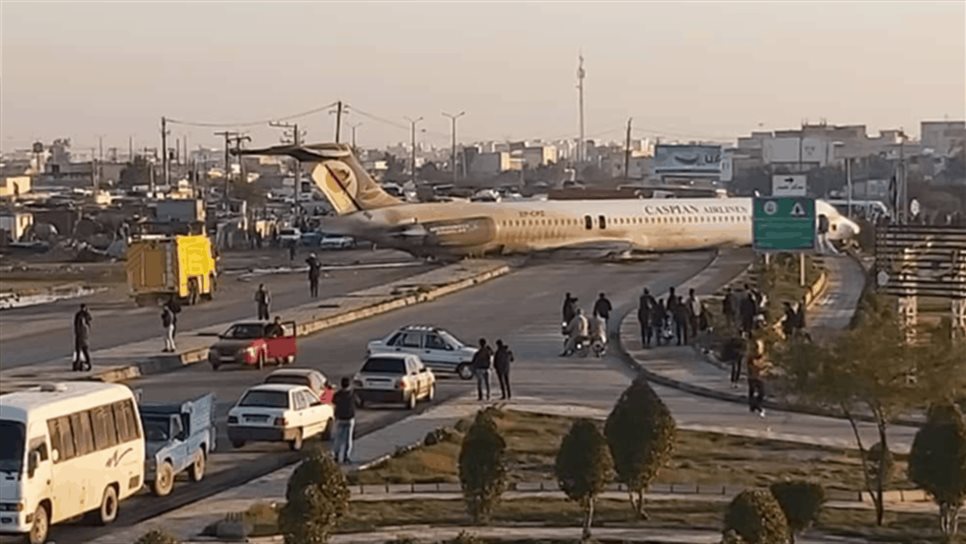 Avión iraní termina en plena calle tras aterrizar de emergencia