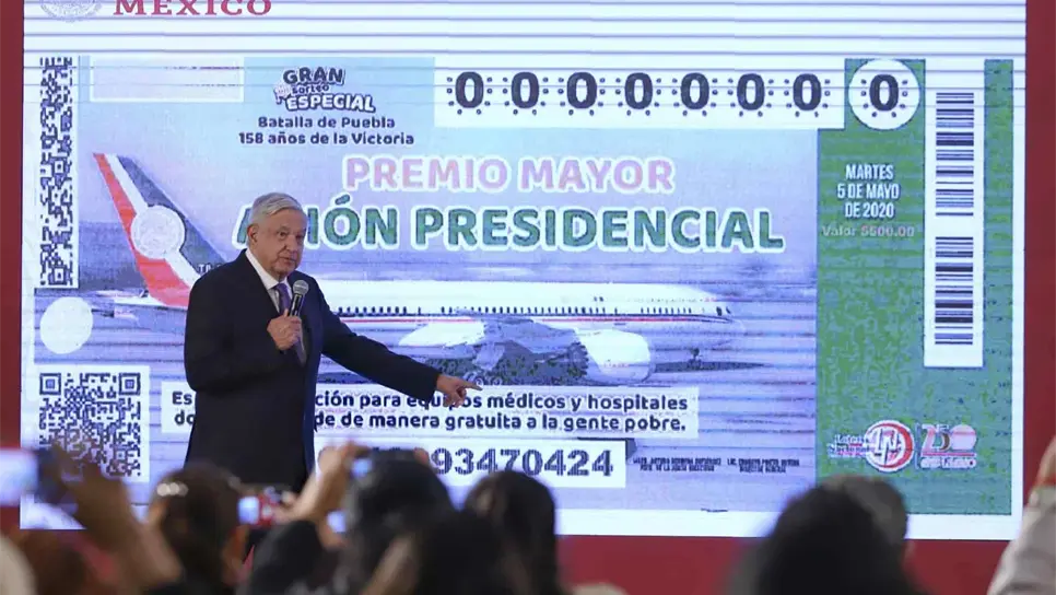 Presenta AMLO boleto para rifa de avión presidencial