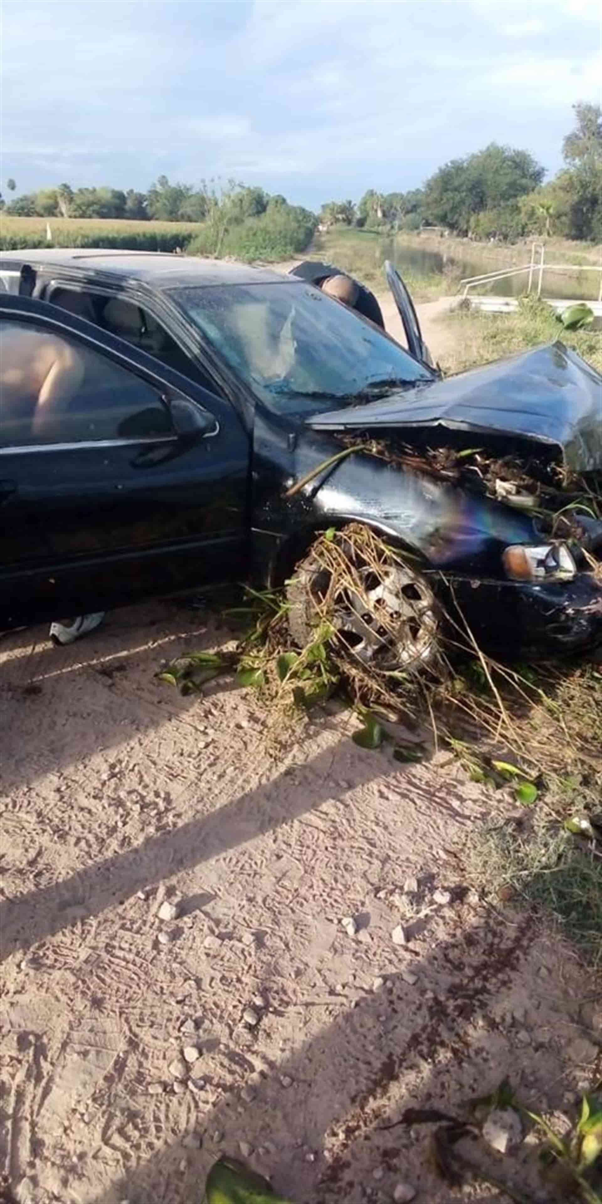 Cae vehículo a un canal en La Florida, sólo daños materiales