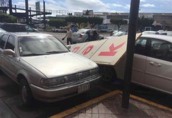 Cae espectacular sobre vehículos en centro comercial de Mazatlán