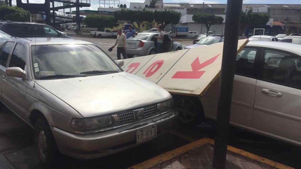 Cae espectacular sobre vehículos en centro comercial de Mazatlán