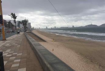 Viento y oleaje obligan cierre del puerto a la navegación en Mazatlán