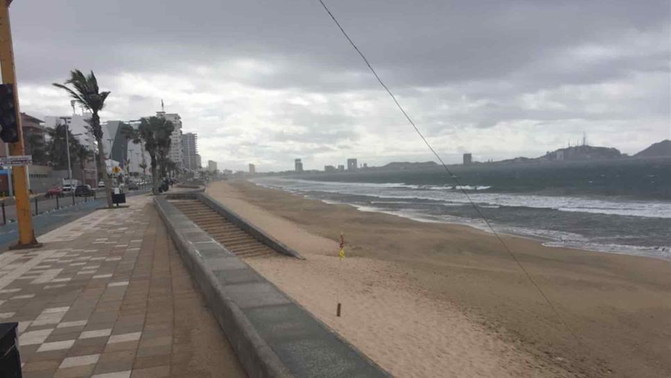 Viento y oleaje obligan cierre del puerto a la navegación en Mazatlán