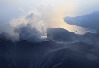 Hace erupción Monte Shindake en Japón