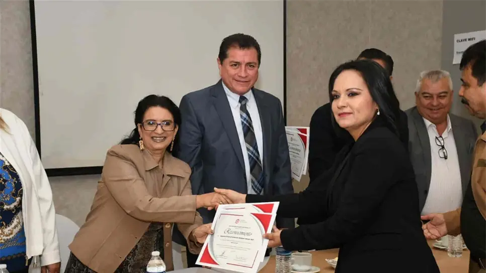 Premia Patronato Pro Educación a las Escuelas al 100