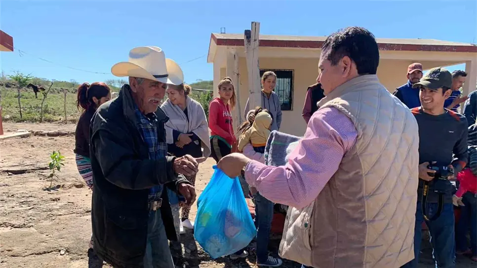 Entregan cobijas y despensas en Choix para mitigar el frío
