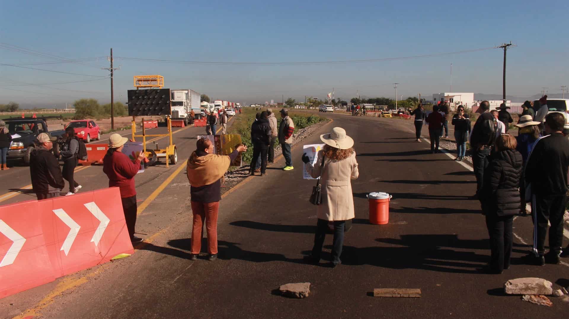 Habitantes de El Carrizo bloquean la México 15