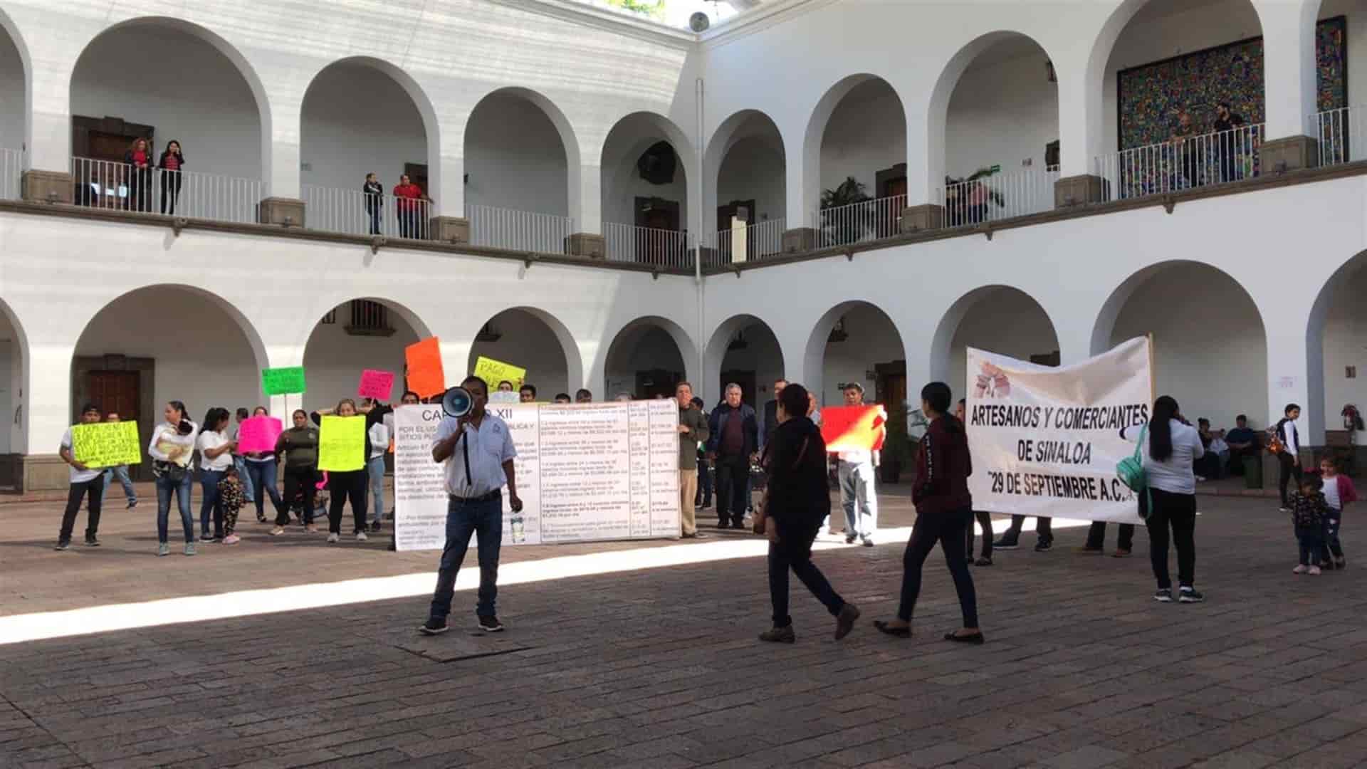 Se manifiestan vendedores ambulantes en el Ayuntamiento de Culiacán
