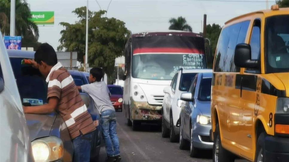 Los Mochis se llena de pedigüeños y limpiaparabrisas