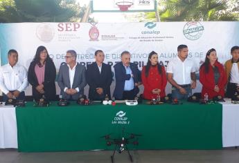 Conalep entrega distintivos de la carrera pilotaje de drones
