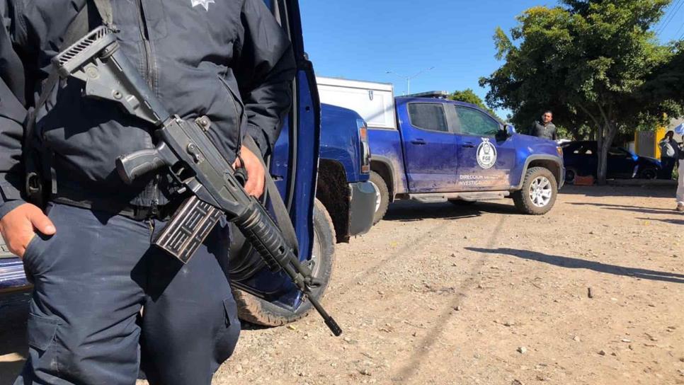 Van a cobrarle un dinero a su mujer y esposo los ataca con un rastrillo de campo