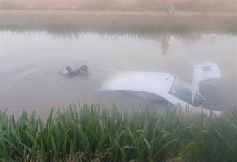 Cae taxi ejecutivo a canal en el ejido Primero de Mayo