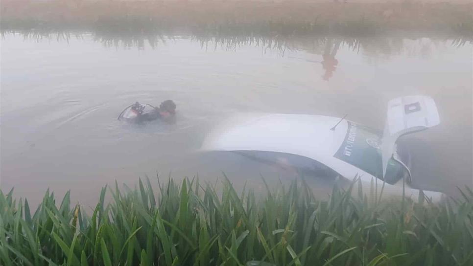 Cae taxi ejecutivo a canal en el ejido Primero de Mayo