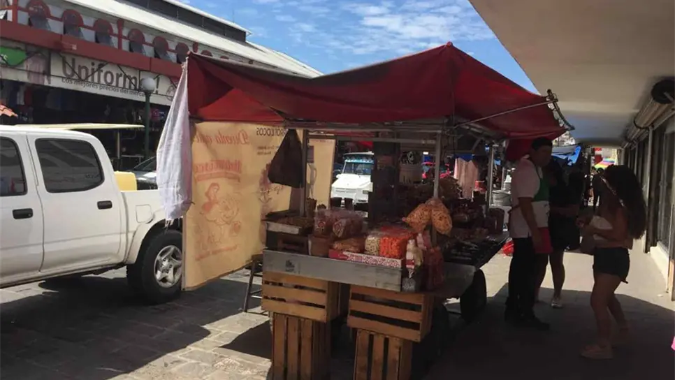 Toma por sorpresa a ambulantes orden de desalojo del Centro de Mazatlán