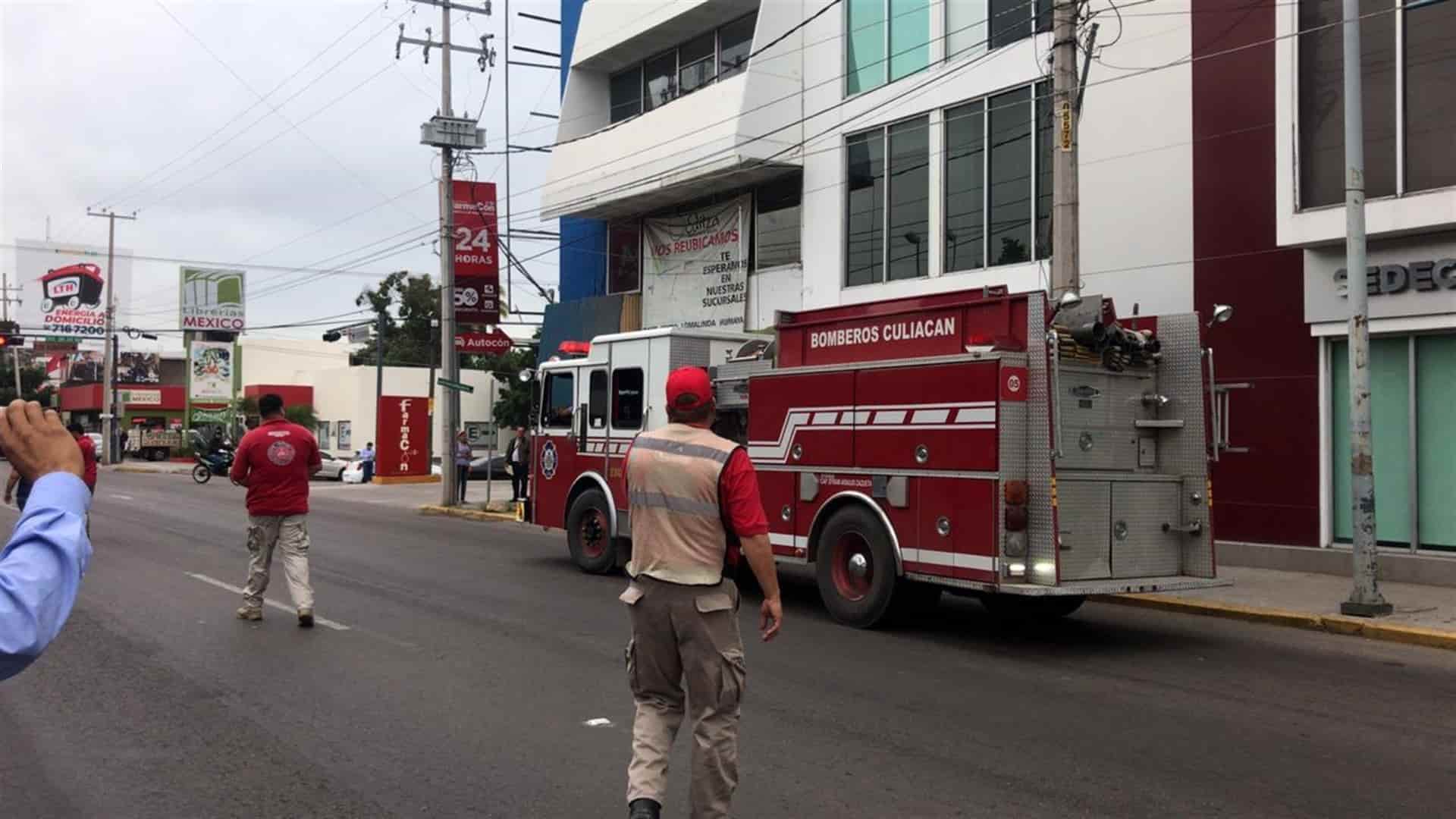 Conato de incendio moviliza a bomberos en edificio municipal en Culiacán