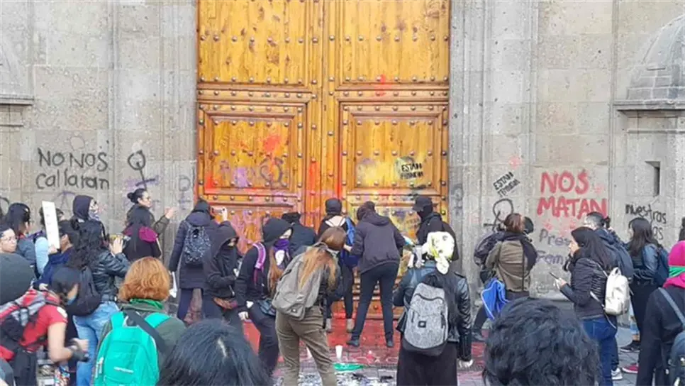 Encapuchadas realizan pintas en fachada de Palacio Nacional