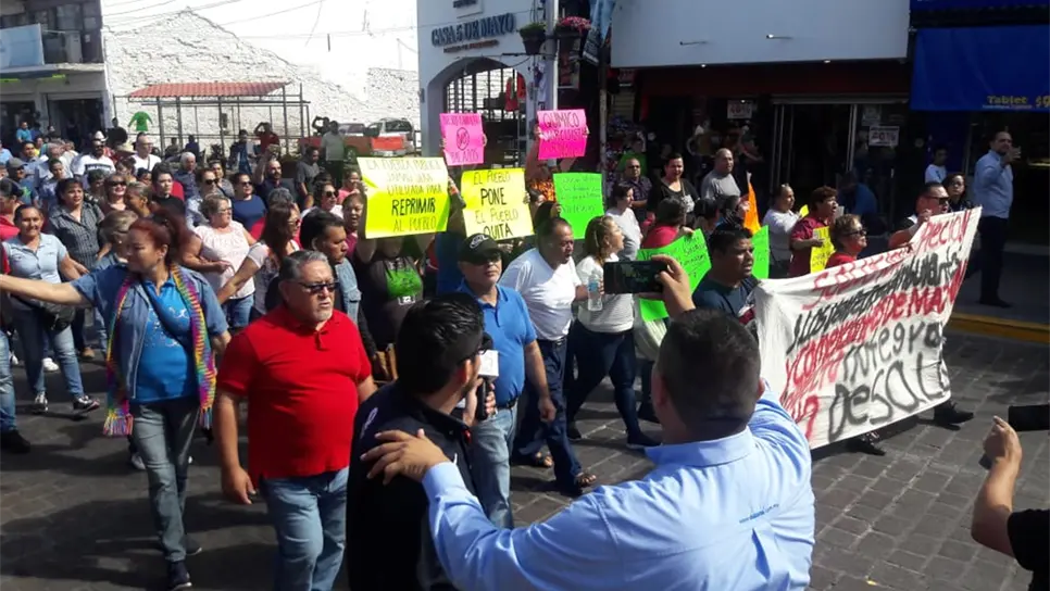 Marchan locatarios y ambulantes en Mazatlán