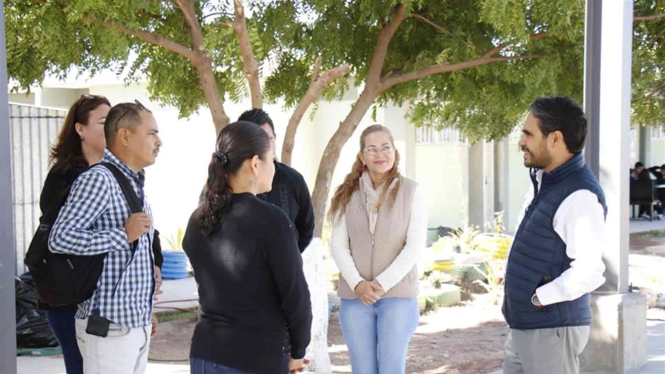 Supervisa Director de Cobaes entrega de dos aulas, techumbre y plaza cívica en Ejido Mochis