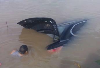 Hallan vehículo abandonado en canal Diagonal de Guasave